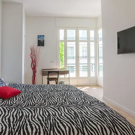 Le Tresor De Promenade-nice: Seafront 2 Bed Luxury Apartment. Balcony; Ac Lägenhet