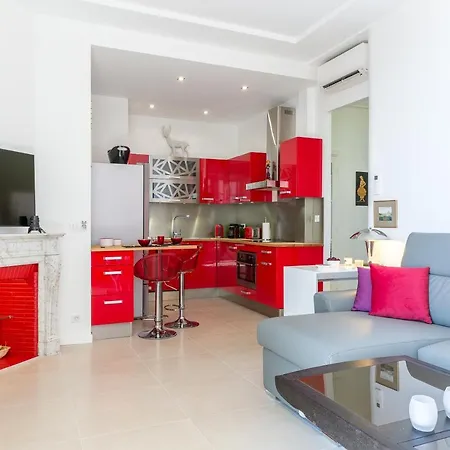Le Tresor De Promenade-nice: Seafront 2 Bed Luxury Apartment. Balcony; Ac * Nice